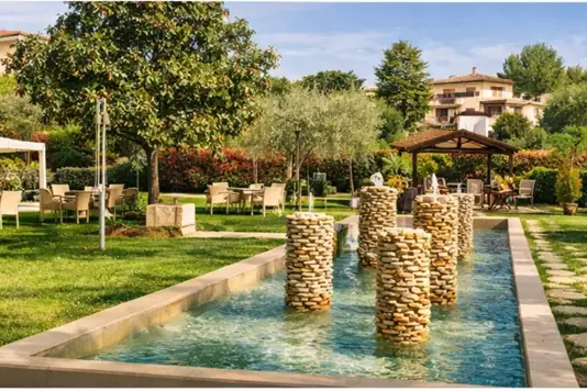 Giardino del Ristorante La Valletta vicino Rainbow Magicland Valmontone